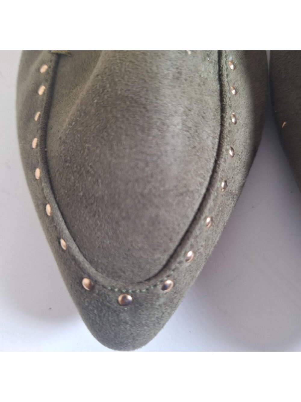 Reports Green Suede Gold Studded Flats size 9 - Picture 3 of 7